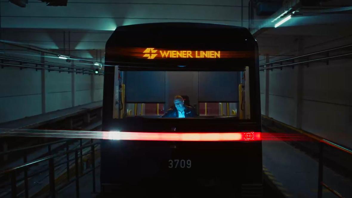 U-Bahn im dunklen Tunnel mit Fahrer 