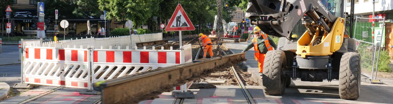 ein Bagger und Bauarbeiter auf der Gleisbaustelle Wiedner Hauptstraße