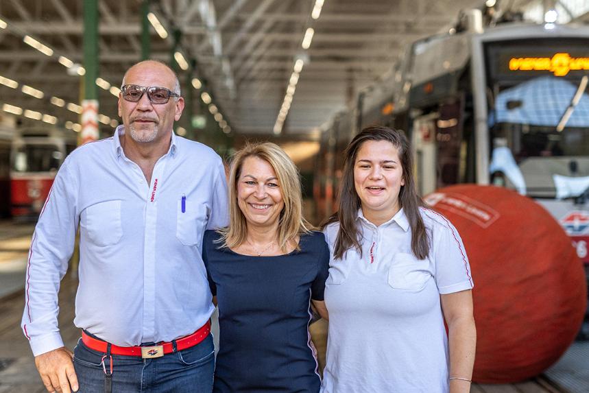 Wiener Linien Geschäftsführerin Alexandra Reinagl mit Markus Chencinsky und Julia-Melanie Parzer