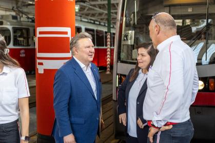 Bürgermeister Michael Ludwig, Julia-Melanie Parzer und Markus Chencinsky im Gespräch am Bahnhof Gürtel