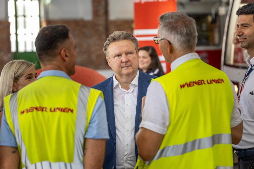 Bürgermeister Michael Ludwig im Gespräch mit Wiener Linien Mitarbeitern