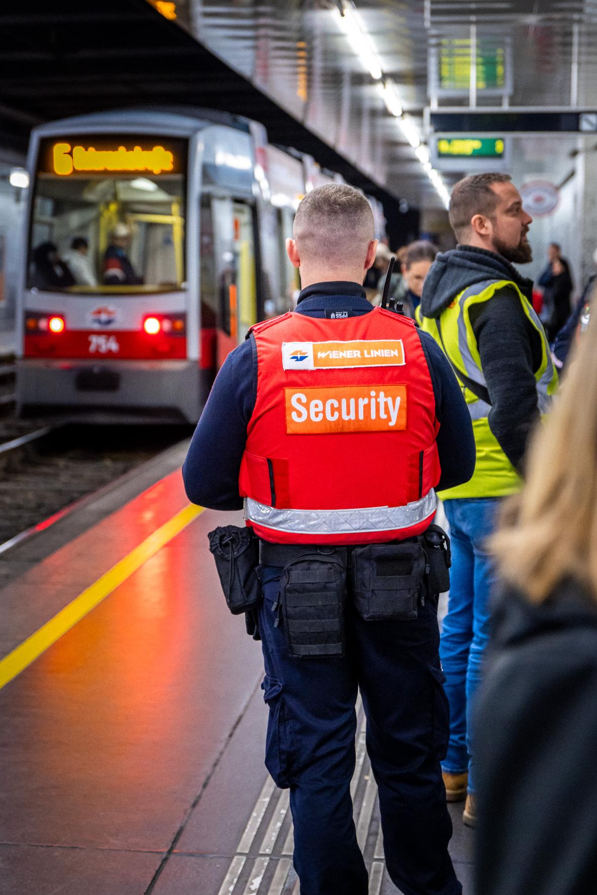 ein Sicherheitsdienstmitarbeiter in der USTRAB