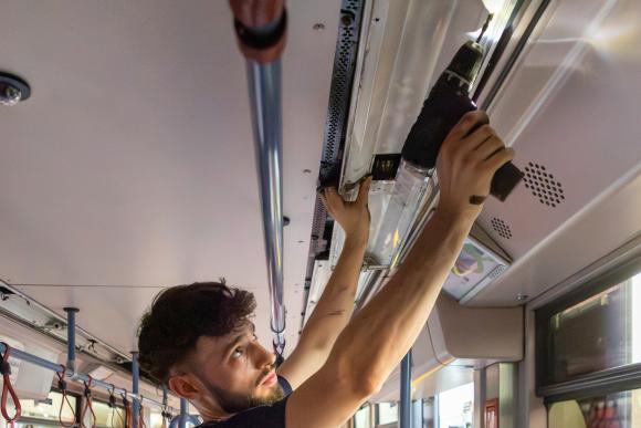 Wiener Linien Mitarbeiter montiert neue LEDs in der U-Bahn