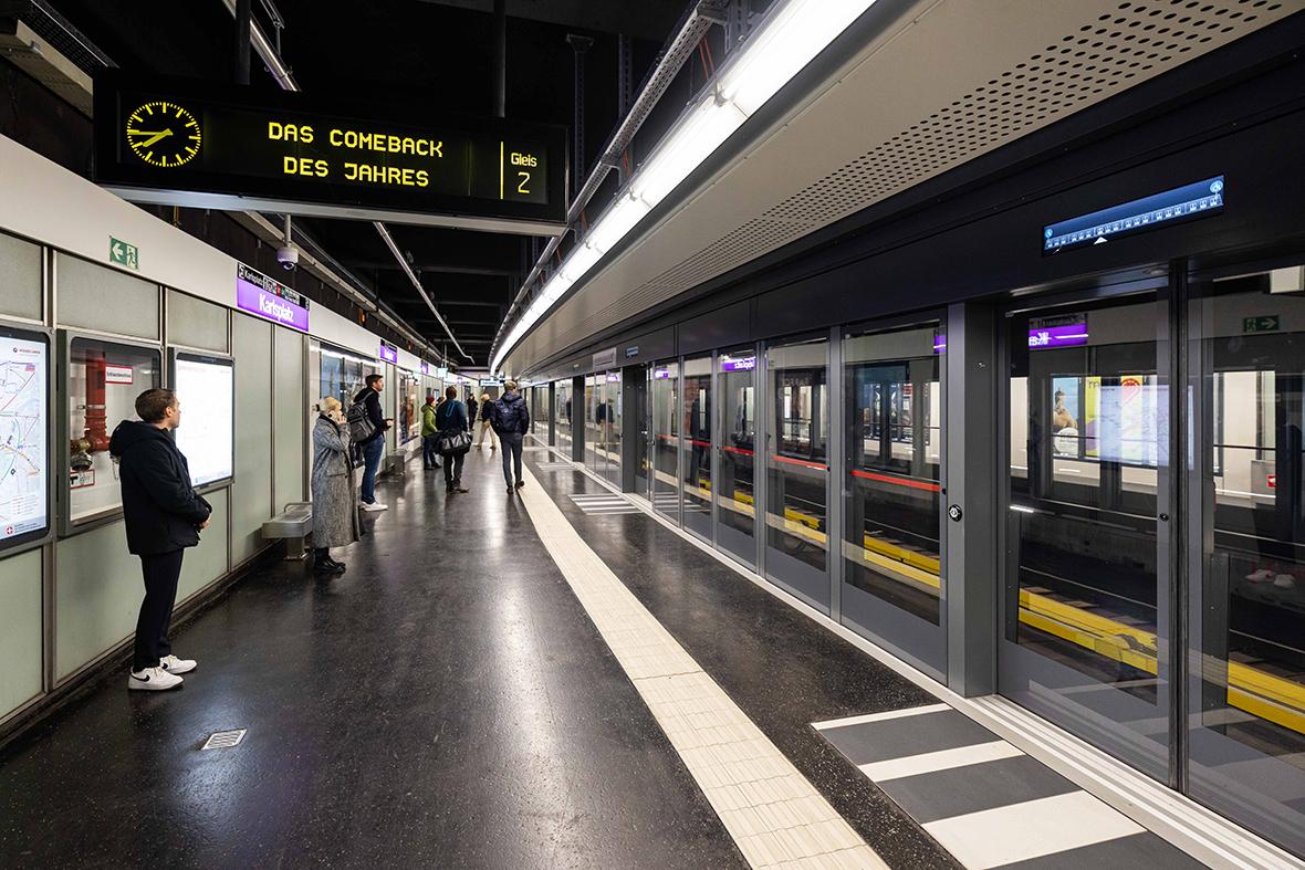 Bahnsteig in einer U2 Station mit Bahnsteigtüren