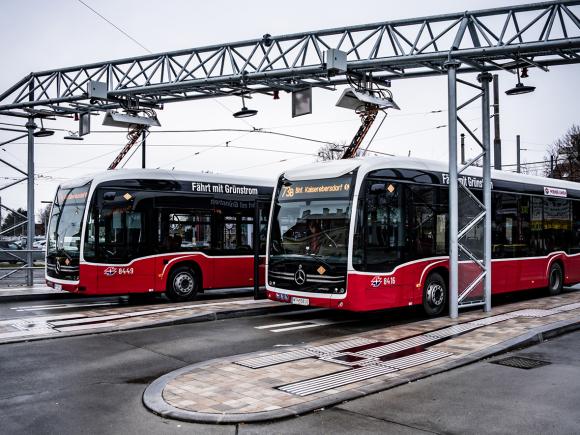 zwei Elektrobusse in der Ladestation